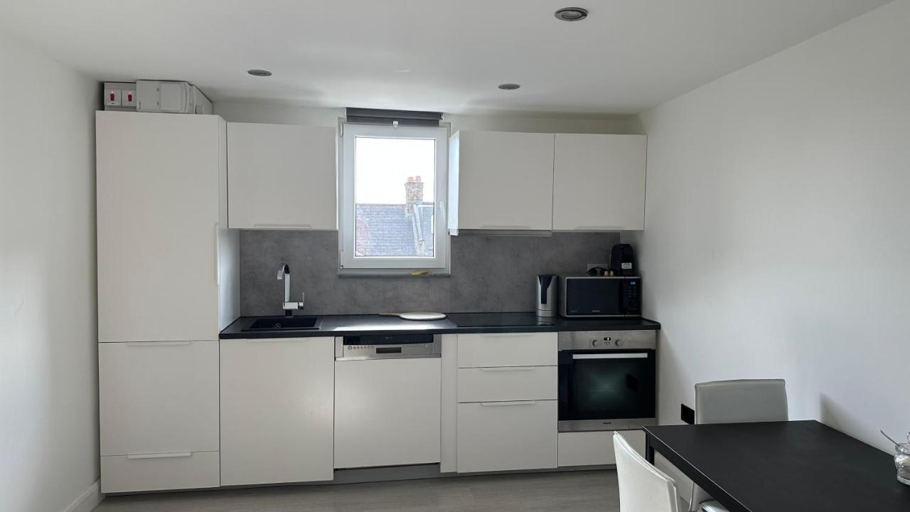 Stunning New 1 Bedroom Apartment Лондон Екстериор снимка