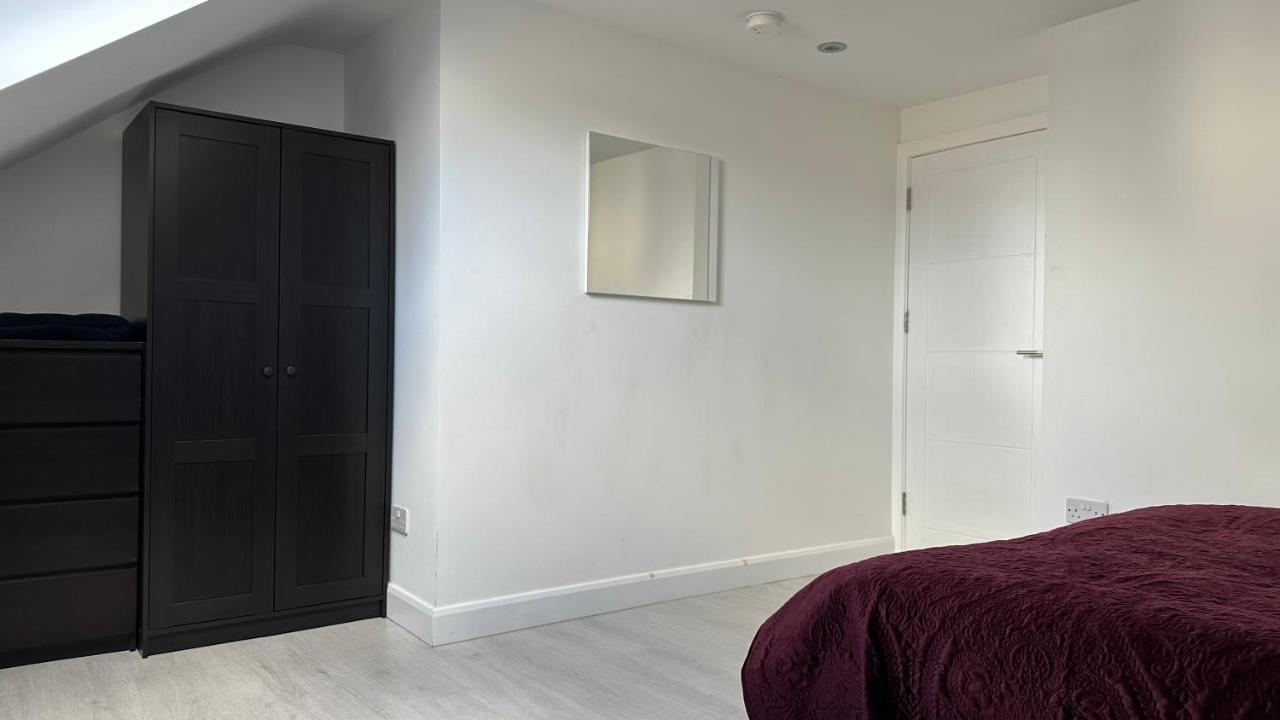 Stunning New 1 Bedroom Apartment Лондон Екстериор снимка