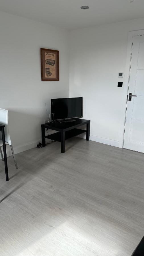 Stunning New 1 Bedroom Apartment Лондон Екстериор снимка
